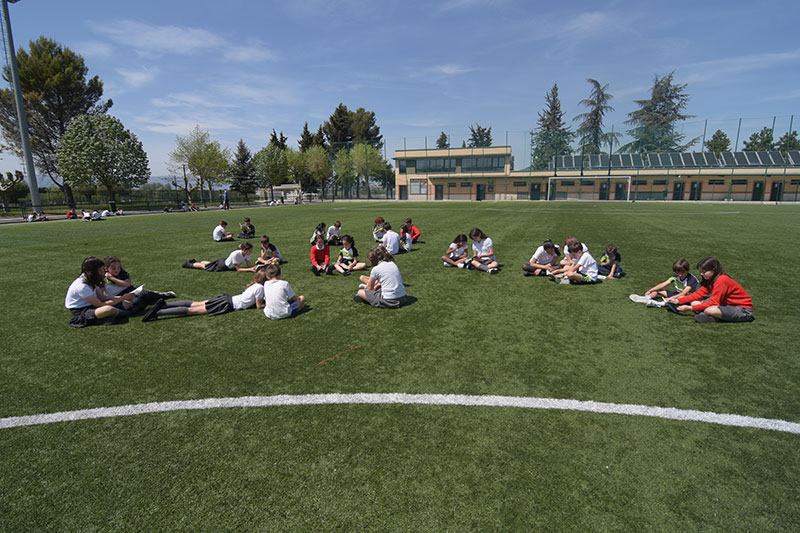 alumnos en campo de fútbol
