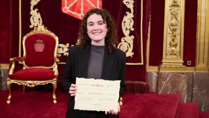 Laura con diploma