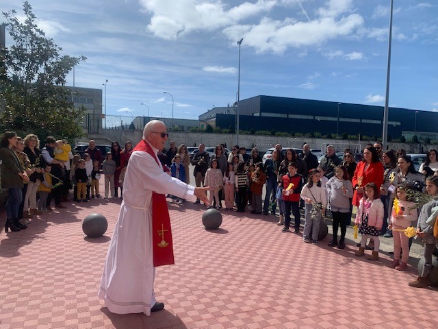 Padre Félix bendiciendo