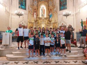 Alumnos con profesores en iglesia