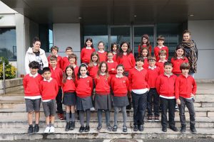 Alumnos en la puerta del Diario