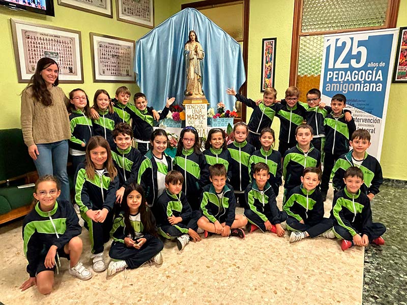 María con alumnos