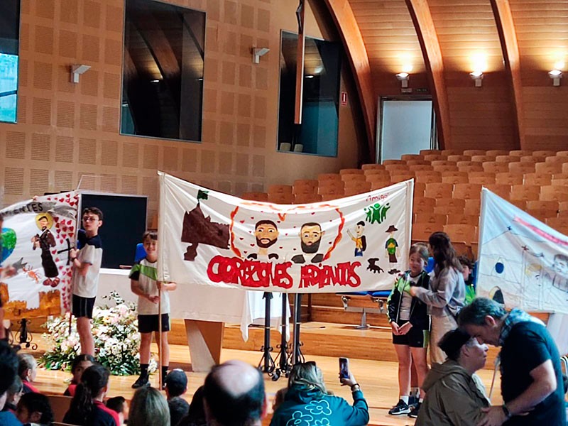 Alumnos con pancarta