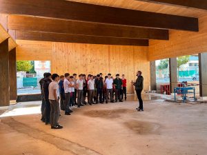 Alumnos visitando obra