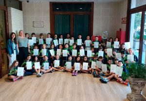 Alumnado del colegio Amigó de Pamplona con los diplomas Cambridge