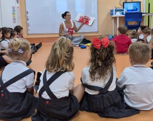 Profesora del colegio Luis Amigó de Pamplona con alumnos