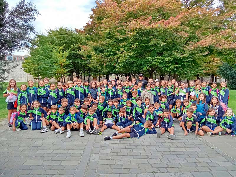 Alumnado del colegio Luis Amigó con policía Nacional