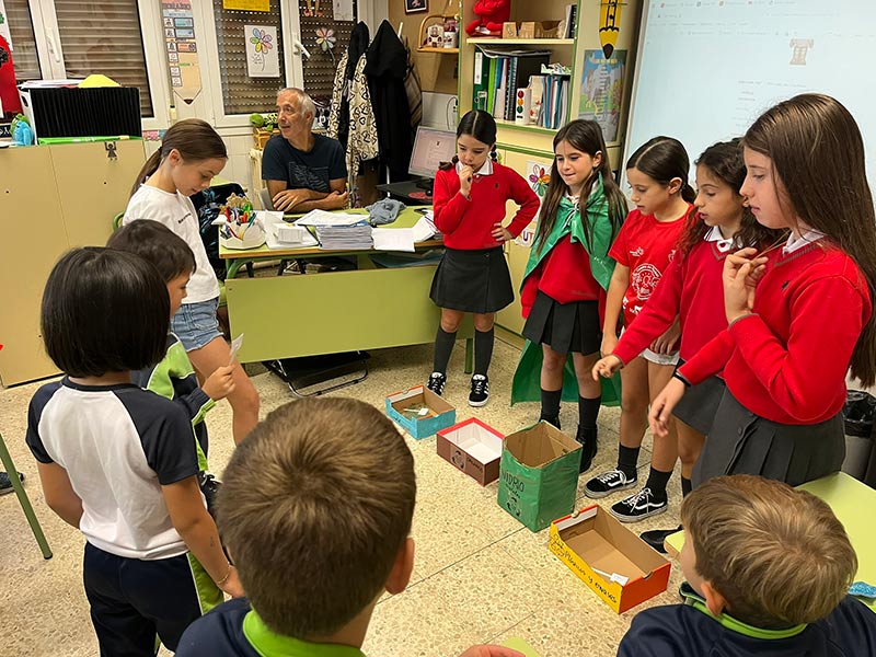 Alumnado con profesor del colegio Luis Amigó en el aula