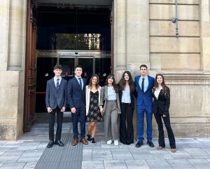 Alumnado y profesoras del colegio Luis Amigó en el Torneo de Debate