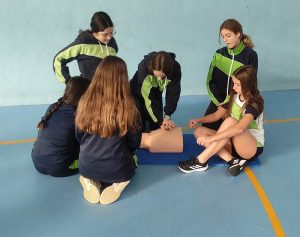 Alumnado del colegio luis amigo practicando técnicas de reanimación cardio pulmonar