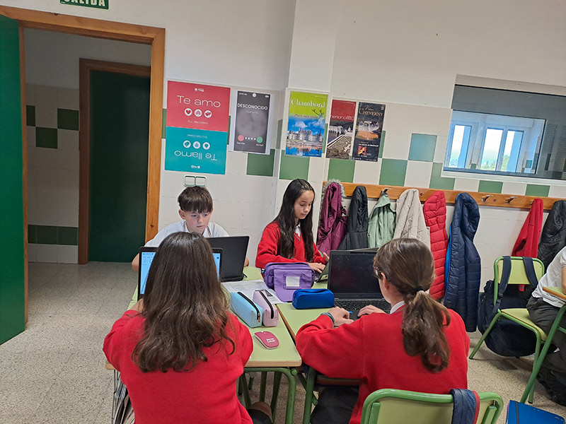 Alumnado del colegio Luis amigo en el día de las bibliotecas