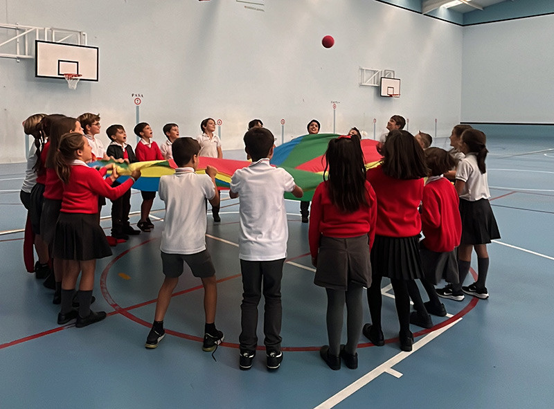 Alumnos del colegio Luis Amigó en el polideportivo
