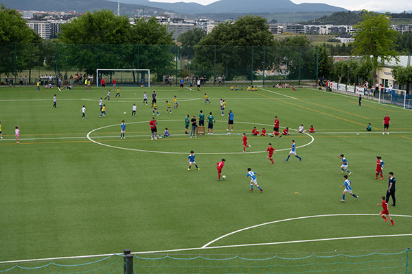 campo de futbol de hierba artificial en el colegio Luis amigo de pamplona