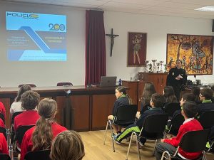 alumnos de luis amigo atendiendo a charla con la policia.