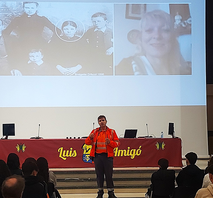 Alumnado del luis amigo recibiendo una charla sobre el trafico.