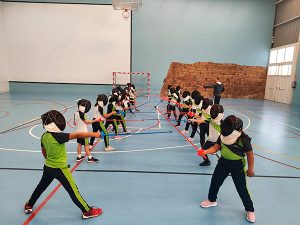 alumnos del colegio luis amigo practicando esgrima.
