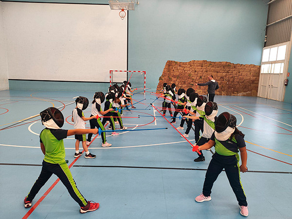 alumnos del colegio luis amigo practicando esgrima.