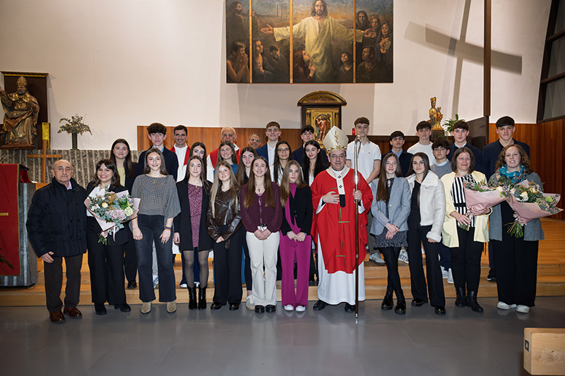 Alumnado de Amigo con obispo y profesores