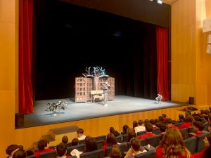 Alumnado de Amigo en el teatro