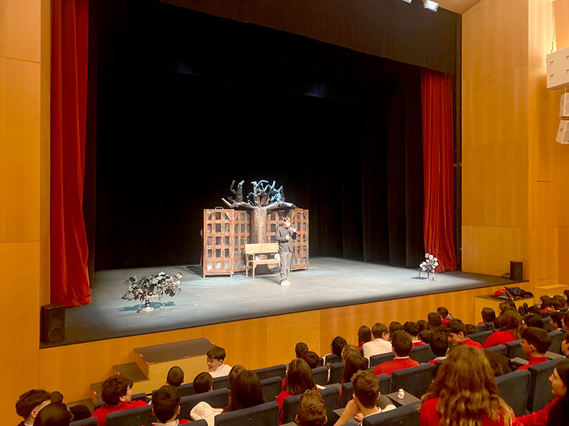 Alumnado de Amigo en el teatro