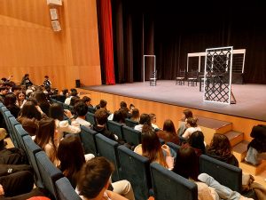 Alumnado de Amigo en el teatro