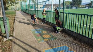 Alumnado del colegio amigo jugando