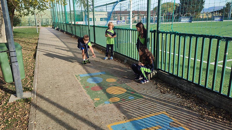 Alumnado del colegio amigo jugando