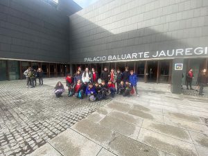 Alumnado y profesora de Amigó en la Plaza del Baluarte