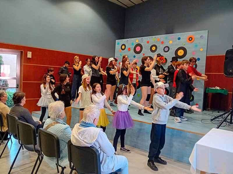 alumnos bailando con residentes