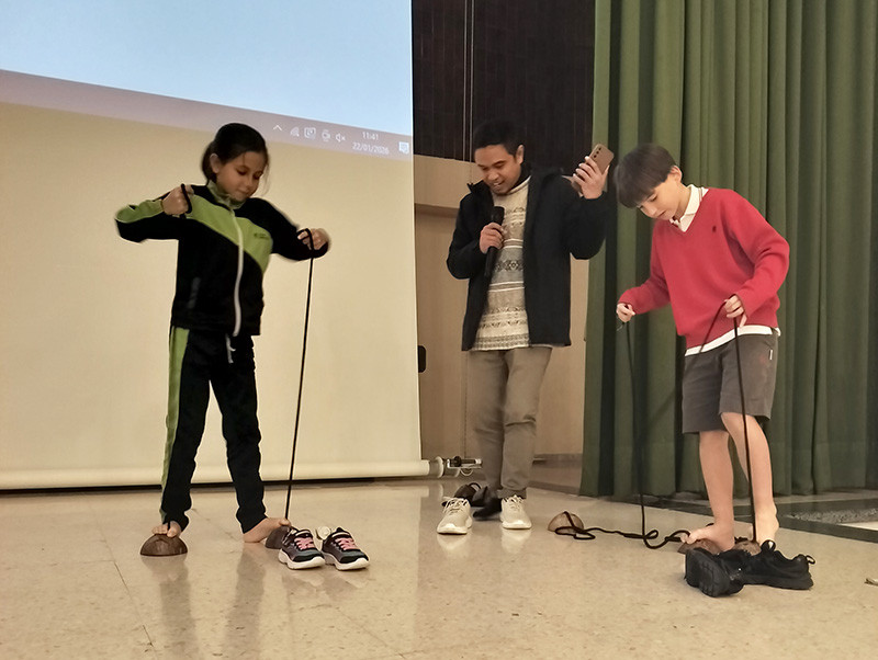 Alumnos con religioso amigoniano