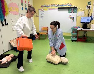 Profesoras con material para la reanimacion