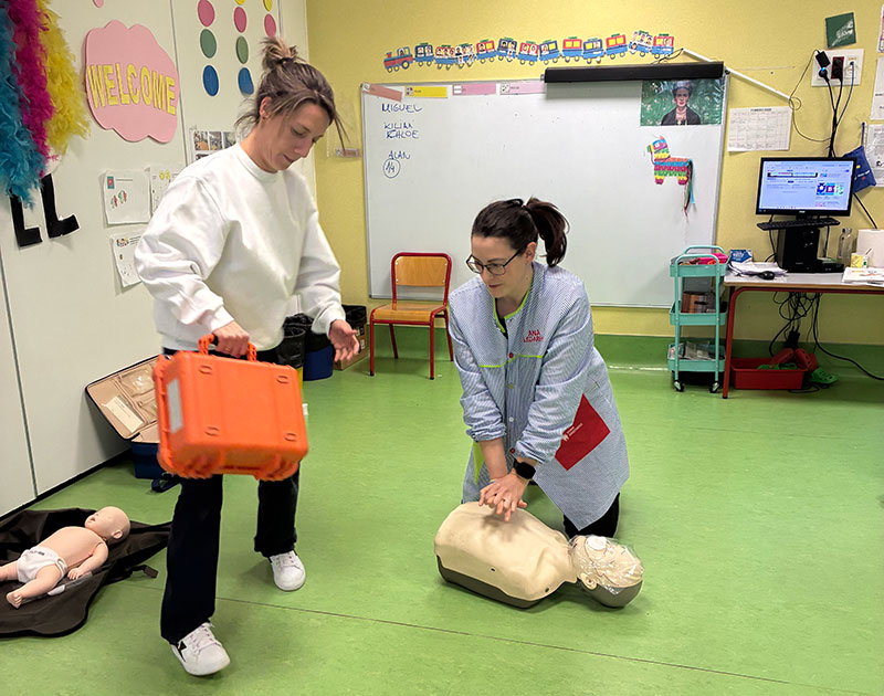 Profesoras con material para la reanimacion