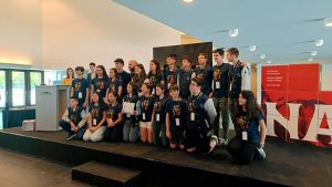 Equipo de amigo en feria tecnociencia