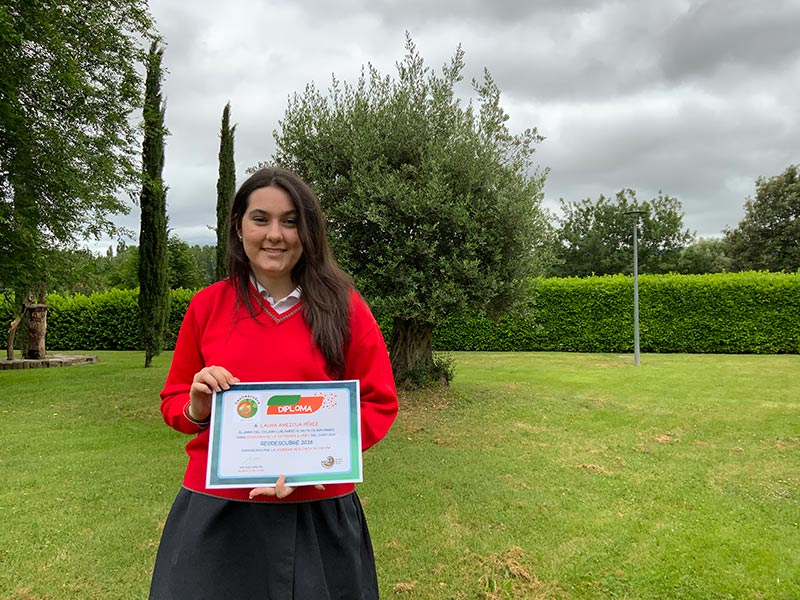 Alumna del colegio Amigó con diploma de Geodescubre
