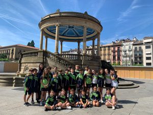 Alumnado del colegio Luis Amigó en la Plaza del Castillo