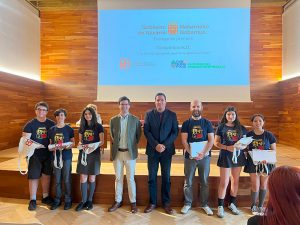 Alumnos del colegio Luis Amigó con el Premio Consumópolis