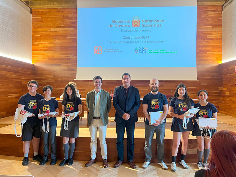 Alumnos del colegio Luis Amigó con el Premio Consumópolis