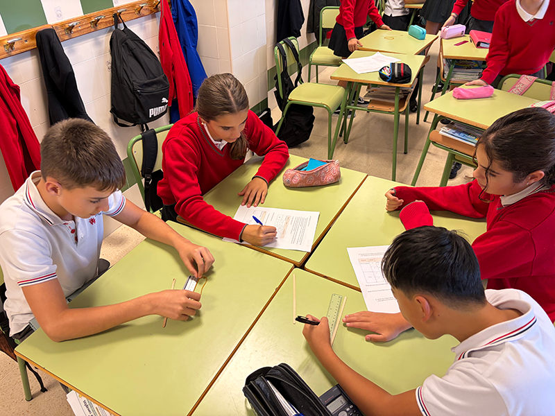 Alumnado del colegio Luis Amigó en Física y Química