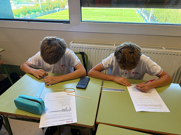 Alumnos del colegio Luis Amigó aprendiendo Física y Química